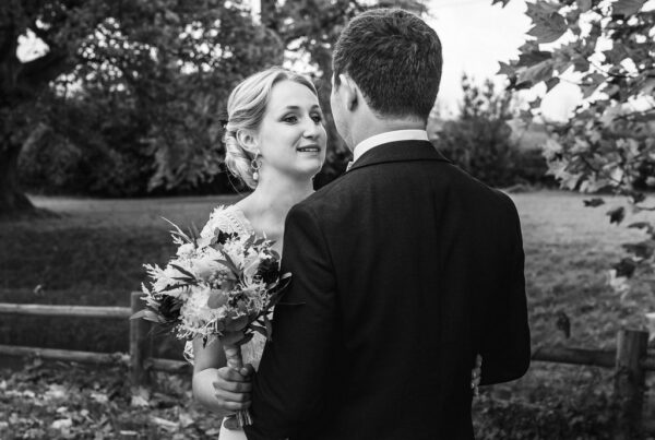 Séance couple noir et blanc pour ces mariés lors de leur mariage en automne au Pays basque
