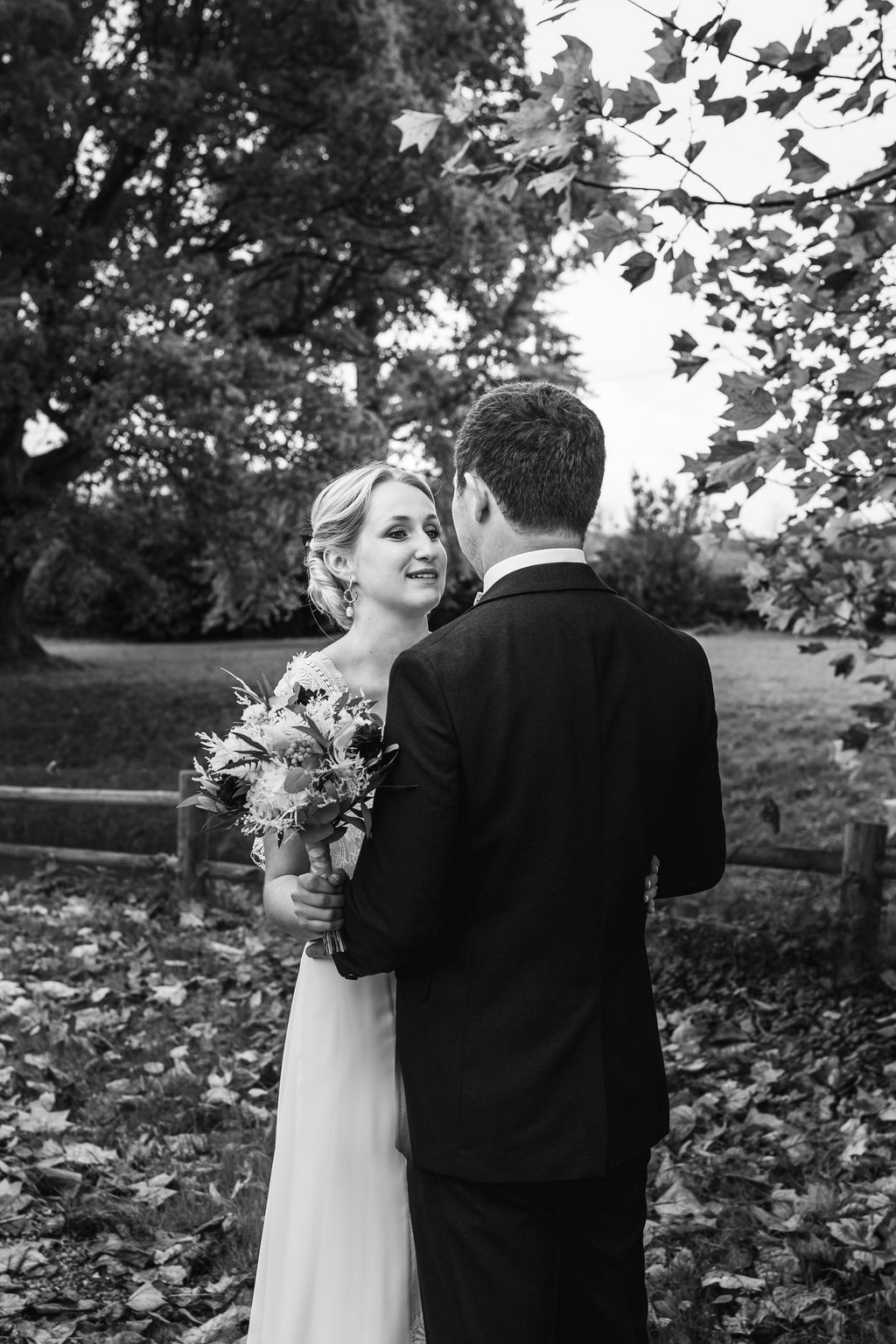 Séance couple noir et blanc pour ces mariés lors de leur mariage en automne au Pays basque