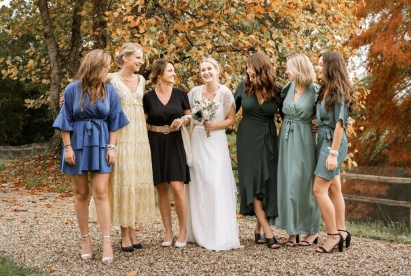 Photo de groupe lors d'un mariage en automne au Pays basque