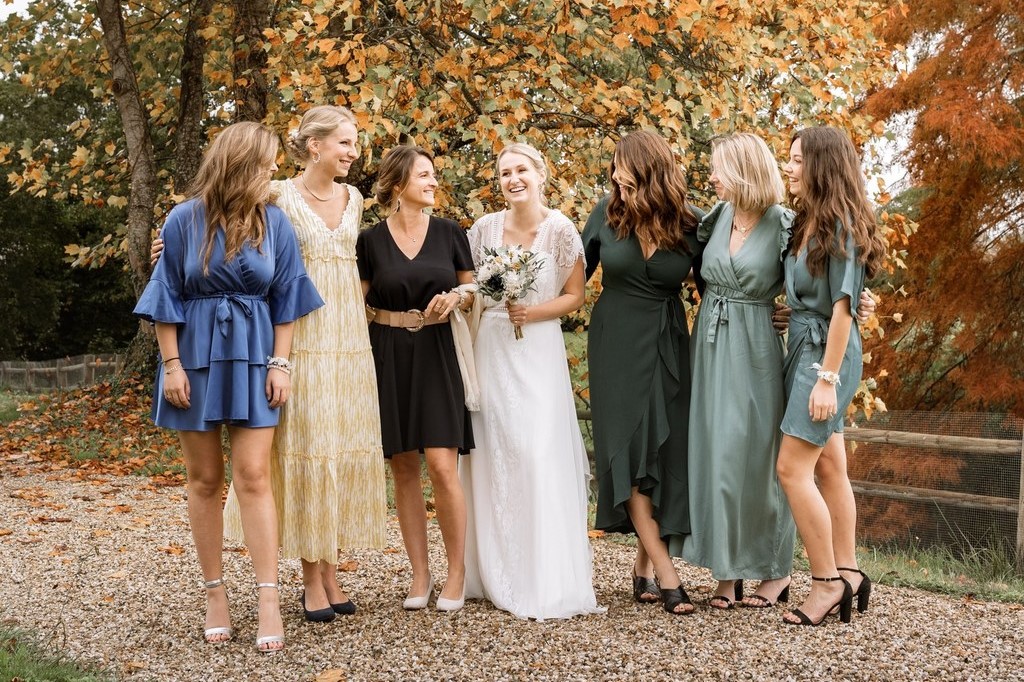 Photo de groupe lors d'un mariage en automne au Pays basque