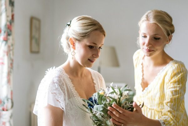 Préparatifs de la mariée qui regarde son bouquet