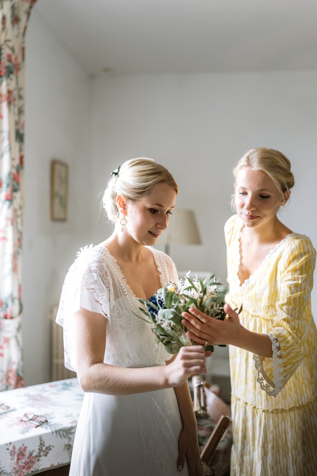 Préparatifs de la mariée qui regarde son bouquet