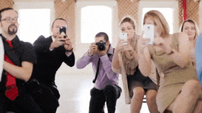 Photographe de mariage géné par des invités