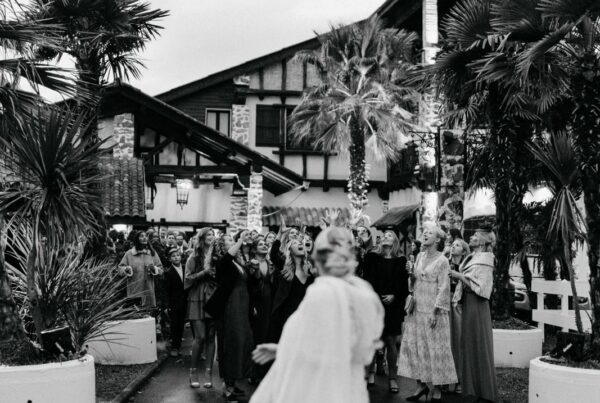 Lancer du bouquet de la mariée lors de son mariage à Bayonne au pays basque