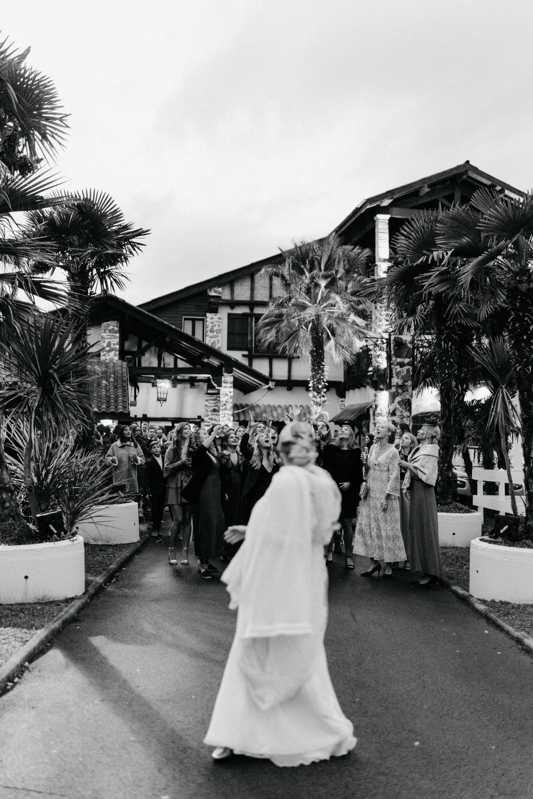 Lancer du bouquet de la mariée lors de son mariage à Bayonne au pays basque