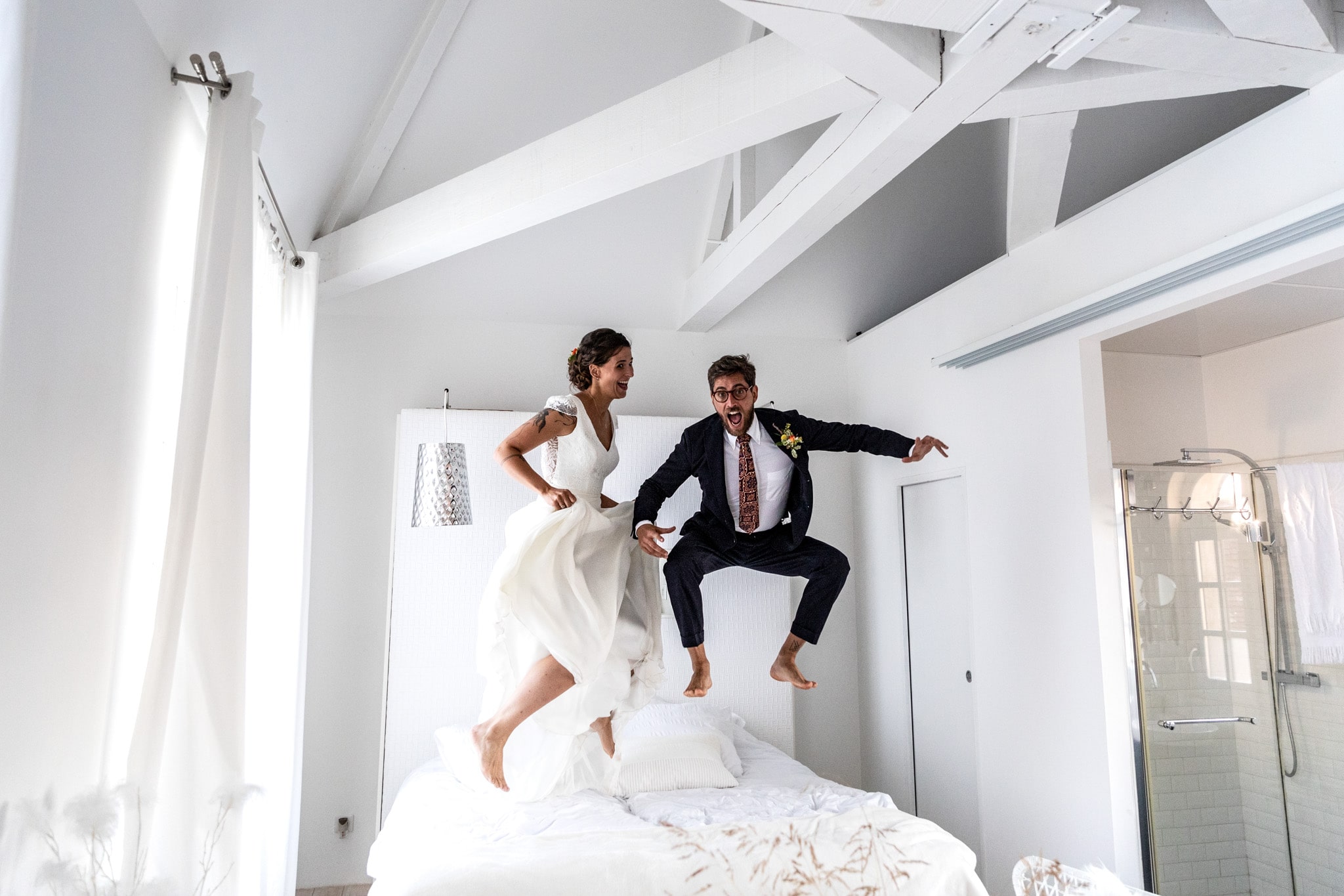 Les mariés sautent sur leur lit au cours de leur mariage à Bayonne au Pays basque