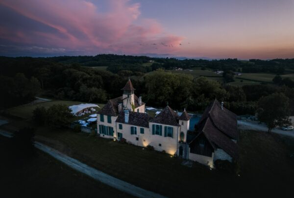 Vue aérienne du chateau de Baylac au coucher du soleil lors d'un mariage