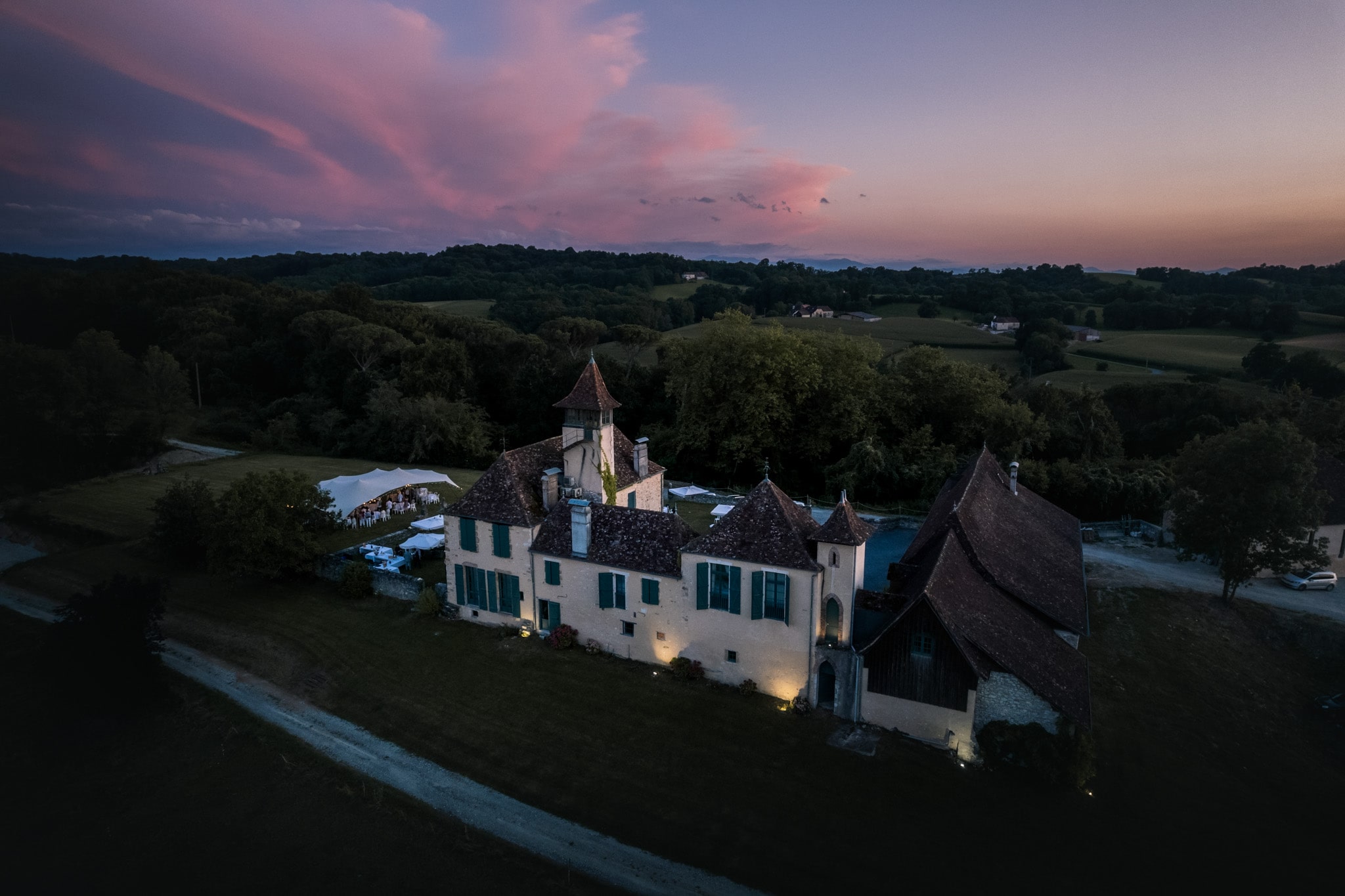 Vue aérienne du chateau de Baylac au coucher du soleil lors d'un mariage
