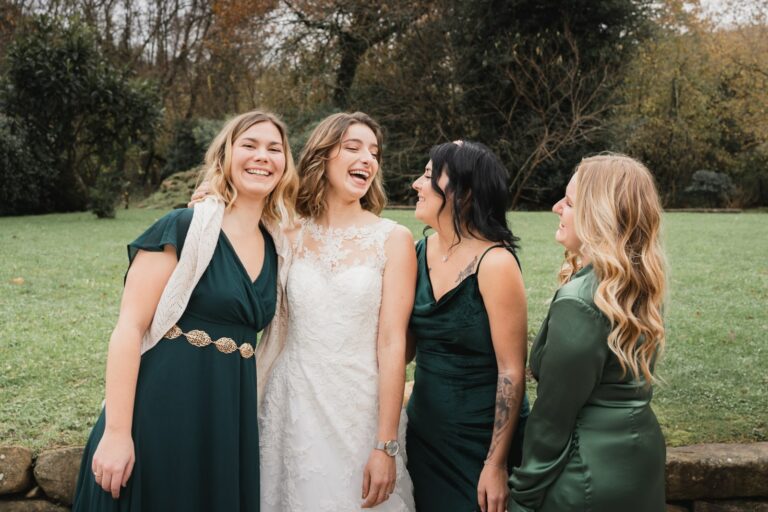 Photo de groupe lors d'un mariage en hiver au Pays basque