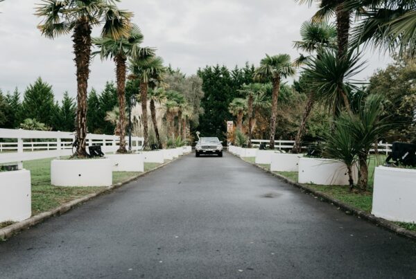 Arrivée de la mariée au domaine Santa Maria de Villefranque au Pays basque pour son mariage