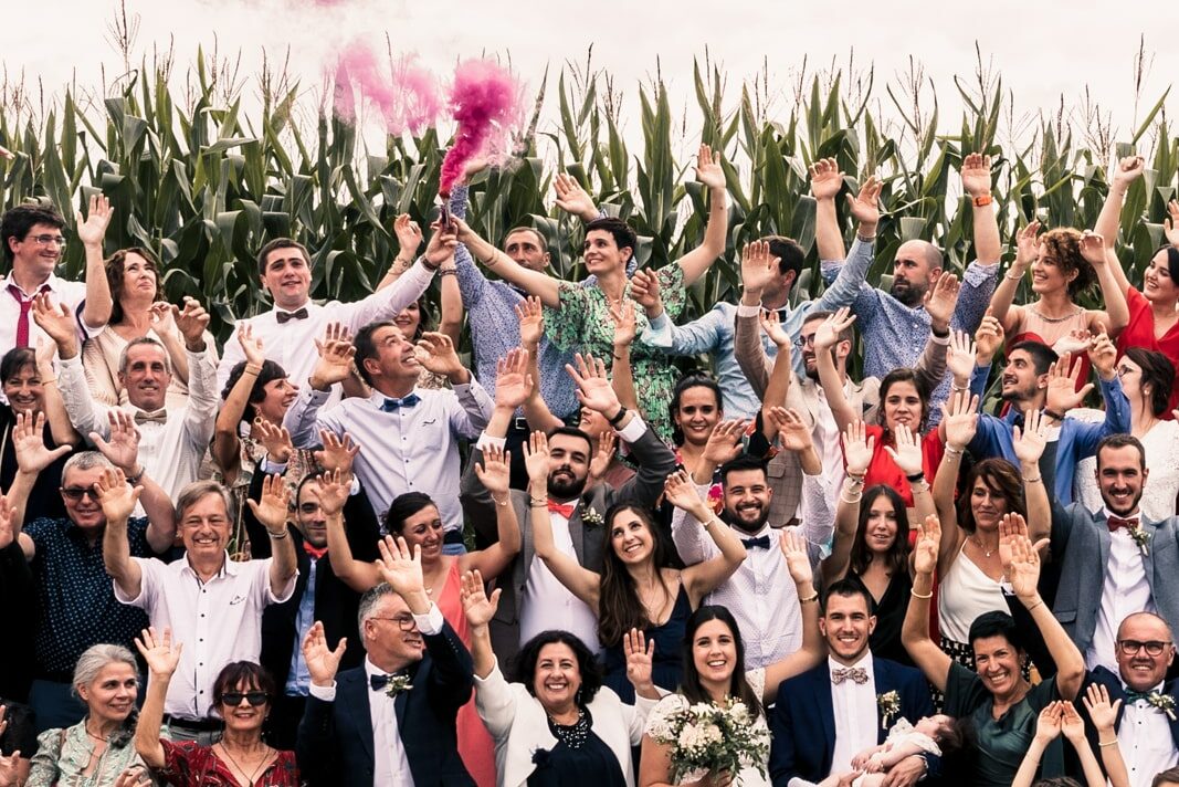 Fumigènes lors d'une photo de groupe à un mariage à Biarritz au Pays basque