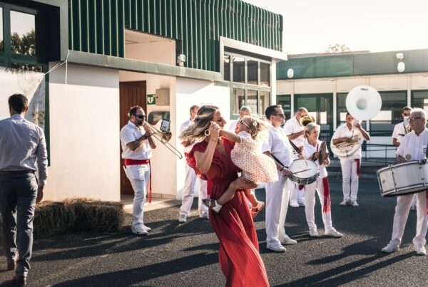 La soeur de la mariée et sa fille qui dansent au rythme des bandas lors d'un mariage au Pays basque