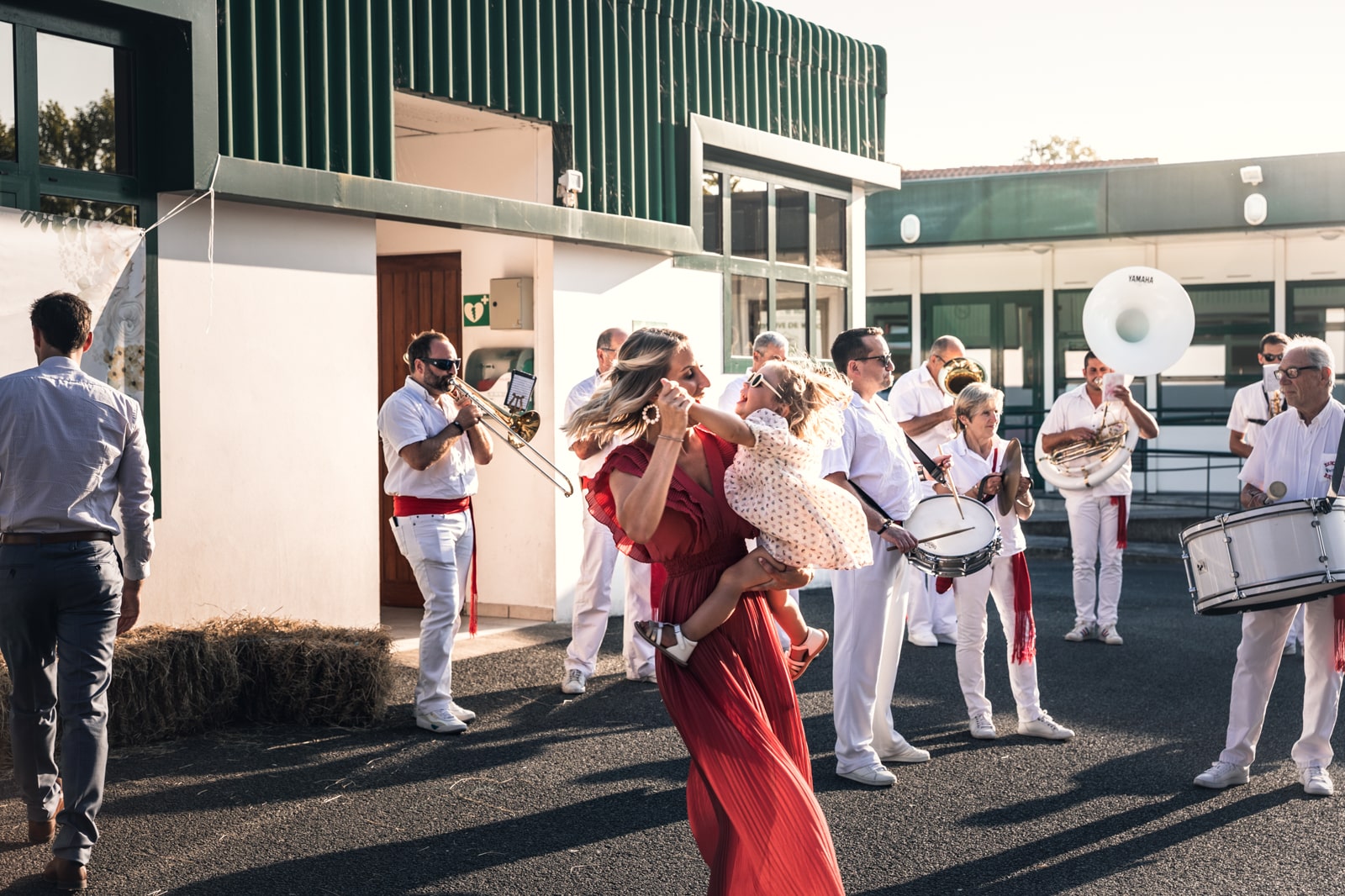 La soeur de la mariée et sa fille qui dansent au rythme des bandas lors d'un mariage au Pays basque