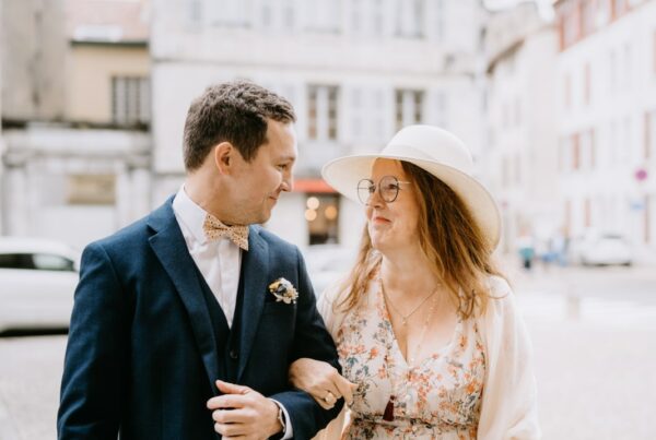 Regards entre mère et fils lors d'un mariage en l'église Saint-André de Bayonne au Pays basque