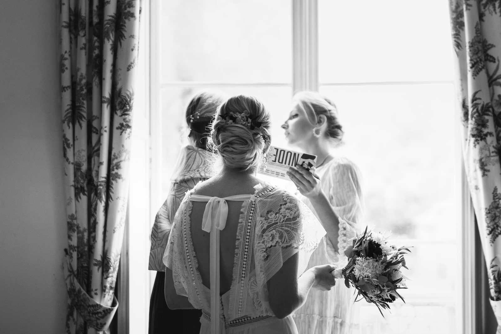Préparatifs de la mariée qui regarde sa mère et sa soeur se maquiller