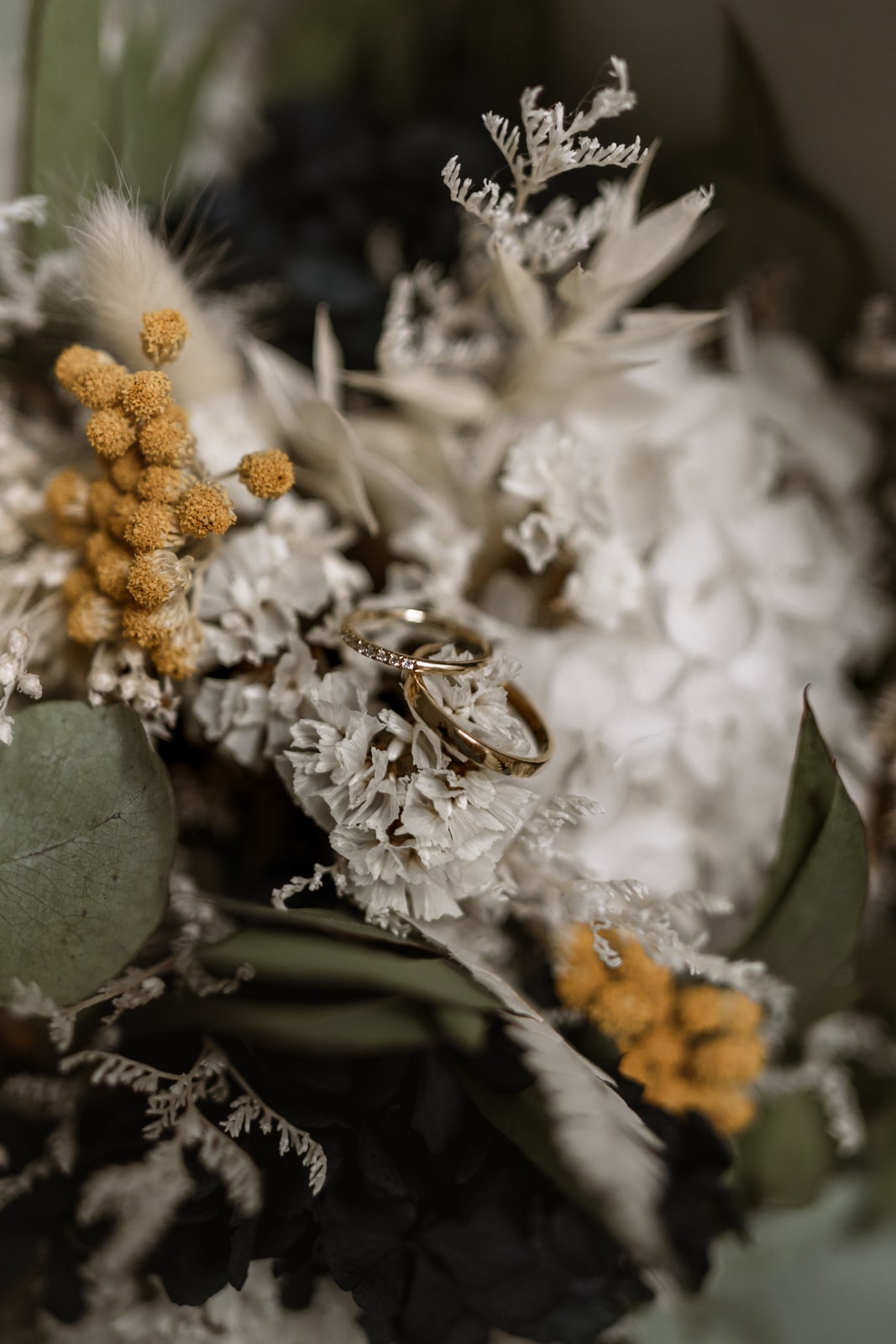 Bouquet de fleurs séchées et alliances des mariés pour un mariage à Bayonne