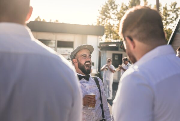 Eclats de rire lors d'un cocktail de mariage à Guéthary