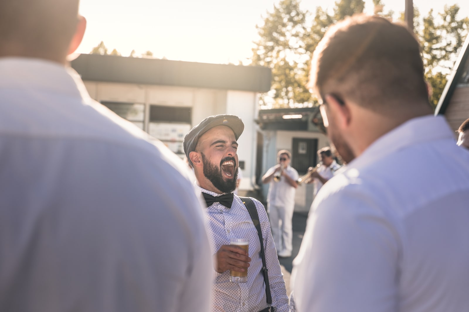 Eclats de rire lors d'un cocktail de mariage à Guéthary