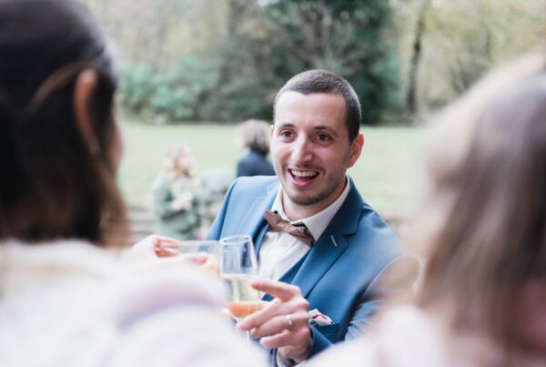 Le marié qui trinque avec une invitée lors de son mariage au Pays basque