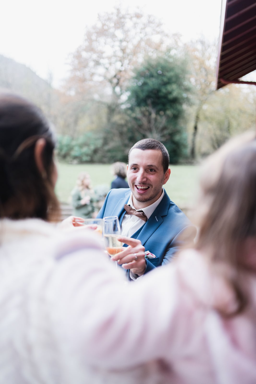 Le marié qui trinque avec une invitée lors de son mariage au Pays basque