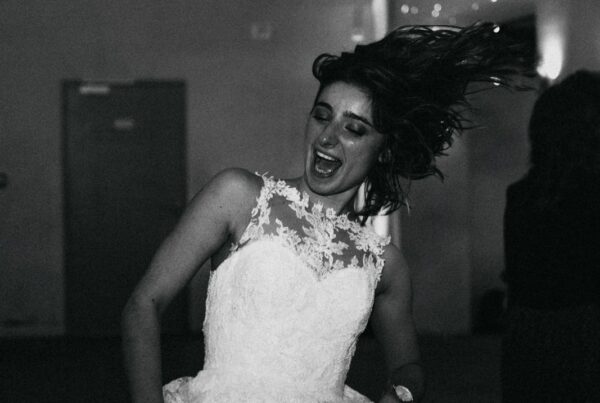 La mariée qui danse après le repas de son mariage au Pays basque