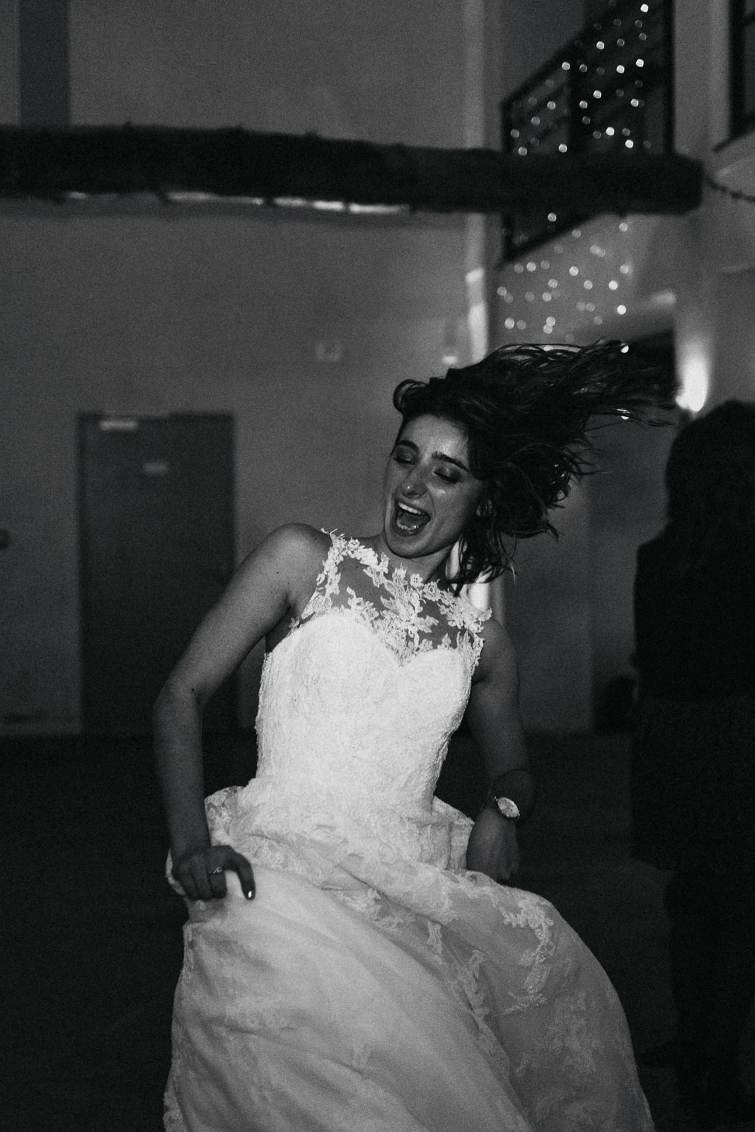 La mariée qui danse après le repas de son mariage au Pays basque