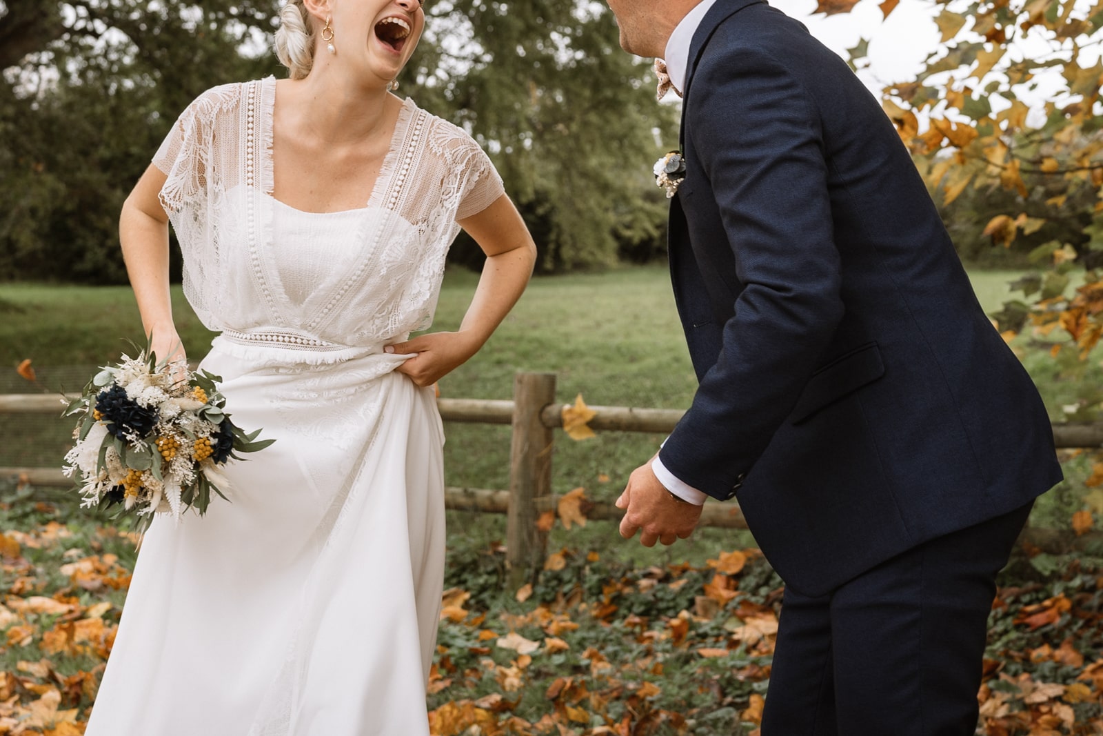 Séance couple des mariés lors de leur mariage en automne à Biarritz