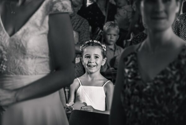 Portrait d'une jeune fille lors du mariage à la mairie au Pays basque