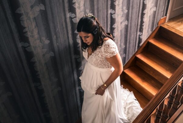 La mariée est prête et descend les escaliers pour rejoindre son futur mari