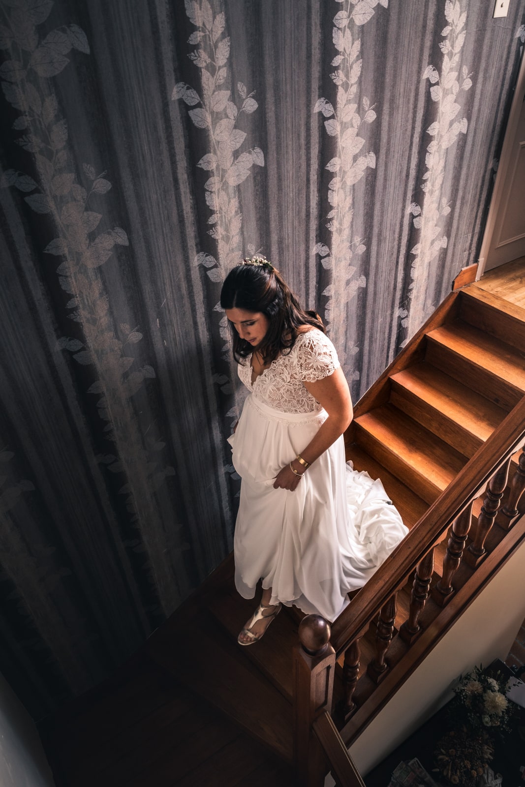 La mariée est prête et descend les escaliers pour rejoindre son futur mari