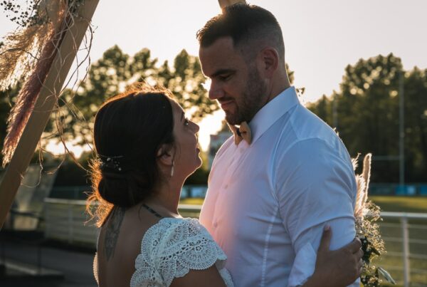 Séance couple au coucher de soleil lors d'un mariage à Mouguerre