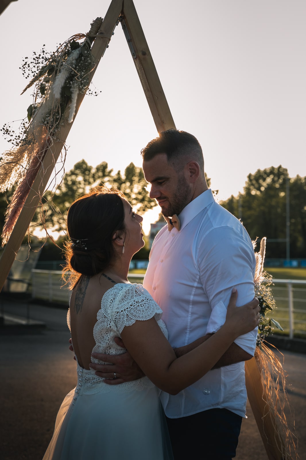 Séance couple au coucher de soleil lors d'un mariage à Mouguerre