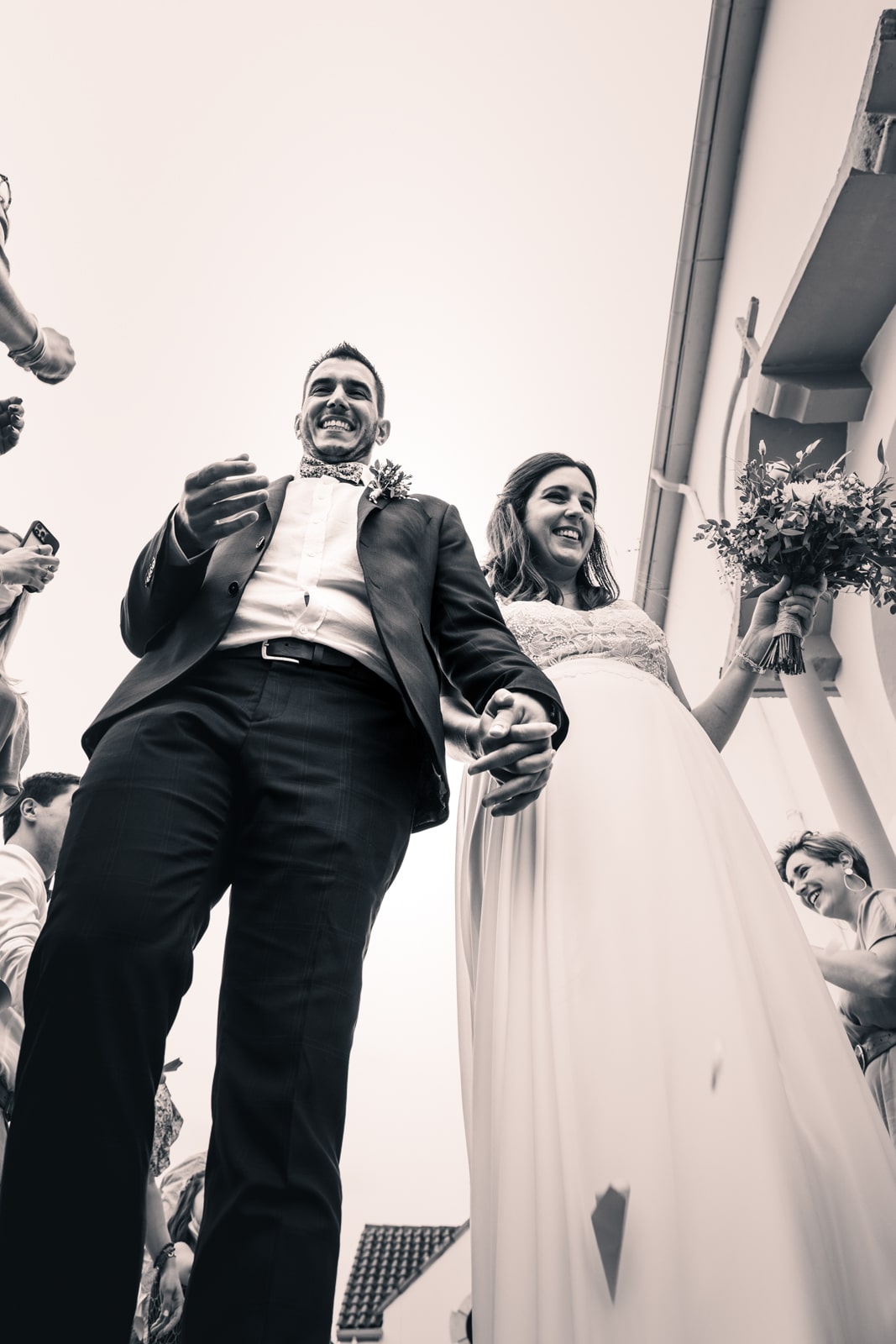 Sortie de mairie des jeunes mariés lors de leur mariage à Pau