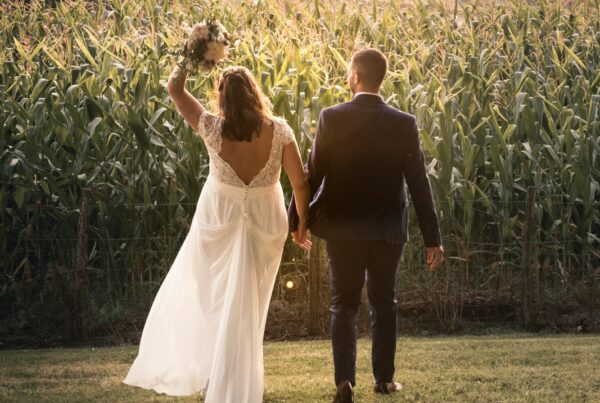 Séance couple au coucher de soleil lors d'un mariage au Pays basque