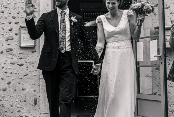 Sortie de mairie des mariés lors d'un mariage au Pays basque