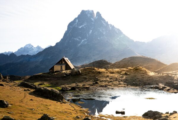 Le refuge d'ayous avec le pic du midi d'Ossau
