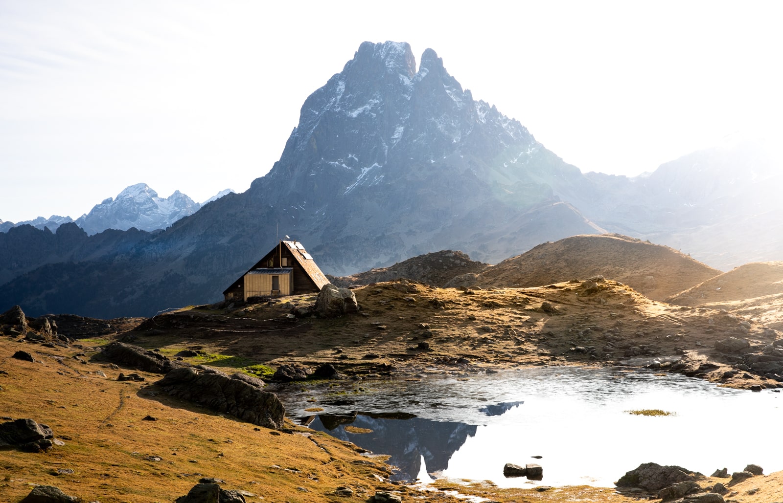 Le refuge d'ayous avec le pic du midi d'Ossau
