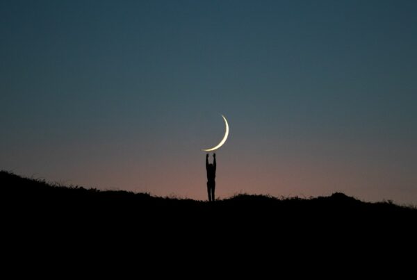 La lune en croissant portée par un sujet sur une montagne