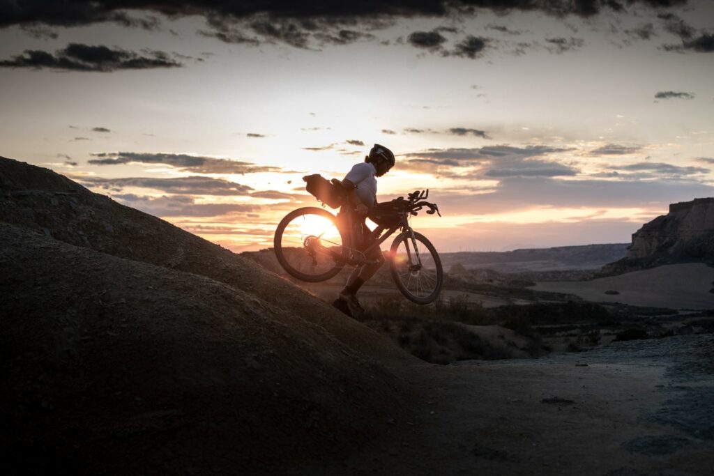 Shooting vélo dans le désert des Bardenas en Espagne