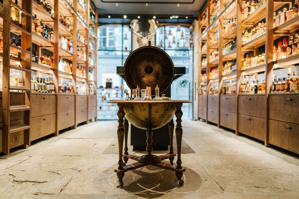 La mappemonde du grande-père, hhooting pour Le clan Hannibal, boutique de spiritueux à Bayonne au Pays basque