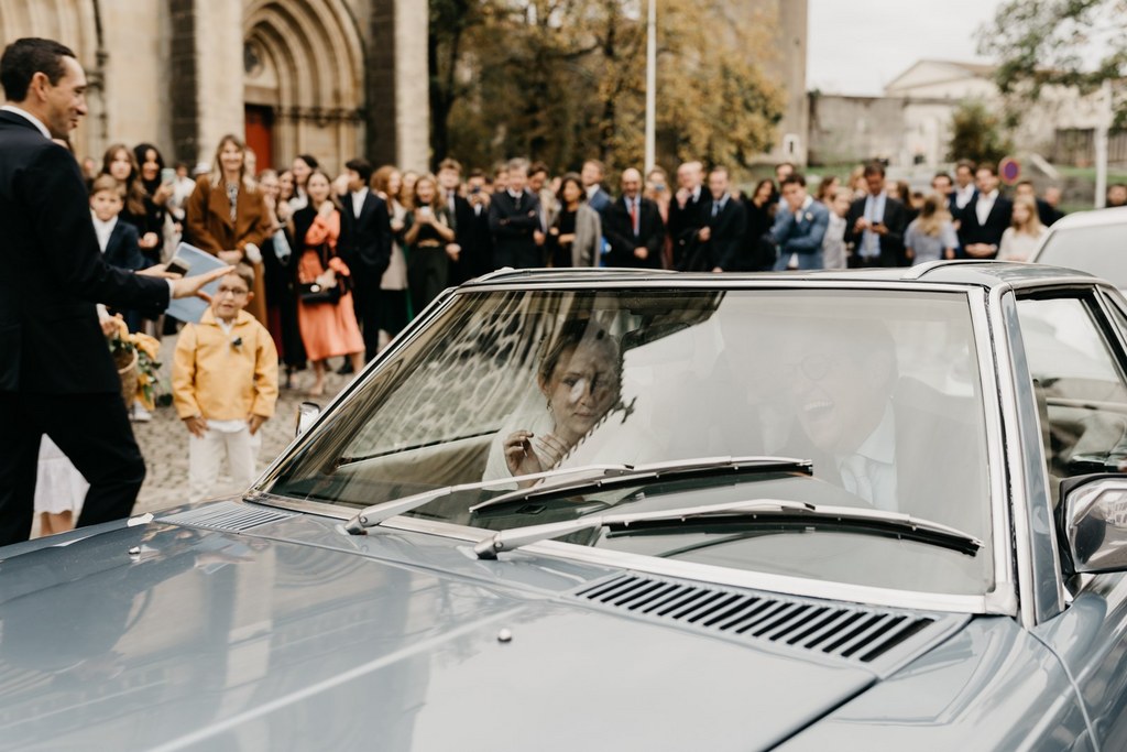 Les mariés quittent l'église Saint-André de Bayonne au Pays basque après leur mariage