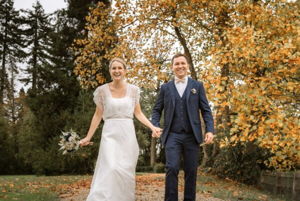 Séance couple des mariés lors de leur mariage en automne à Biarritz