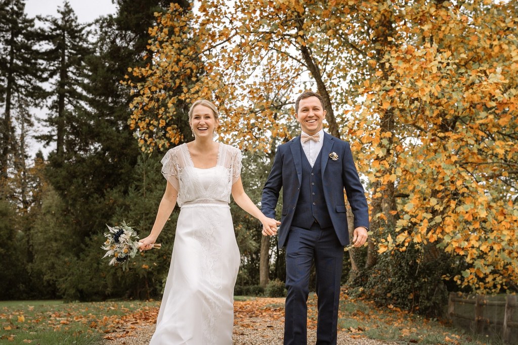 Séance couple des mariés lors de leur mariage en automne à Biarritz