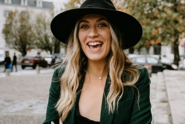 Portrait d'une invitée à un mariage à Bayonne au Pays basque