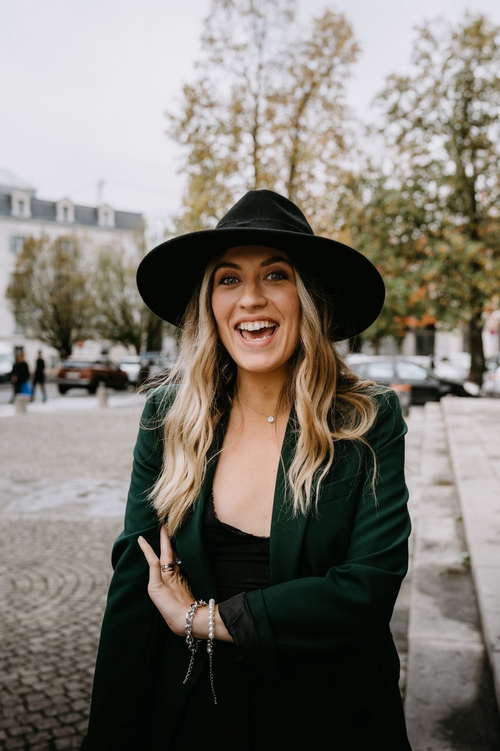 Portrait d'une invitée à un mariage à Bayonne au Pays basque