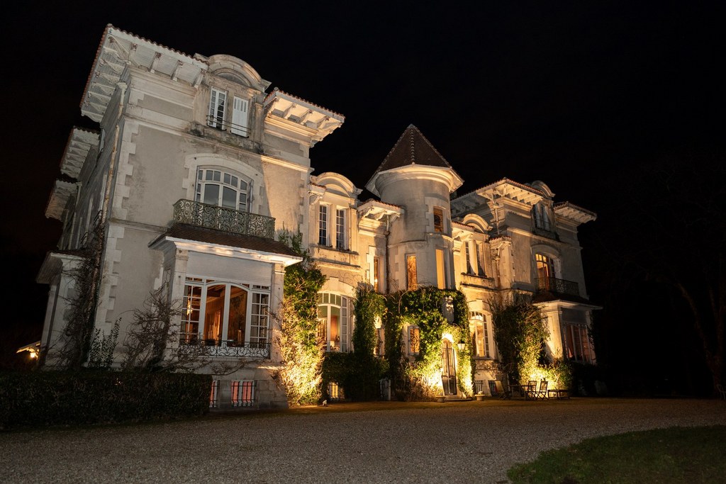 Le château d'Arcangues de nuit, pendant un cocktail de mariage