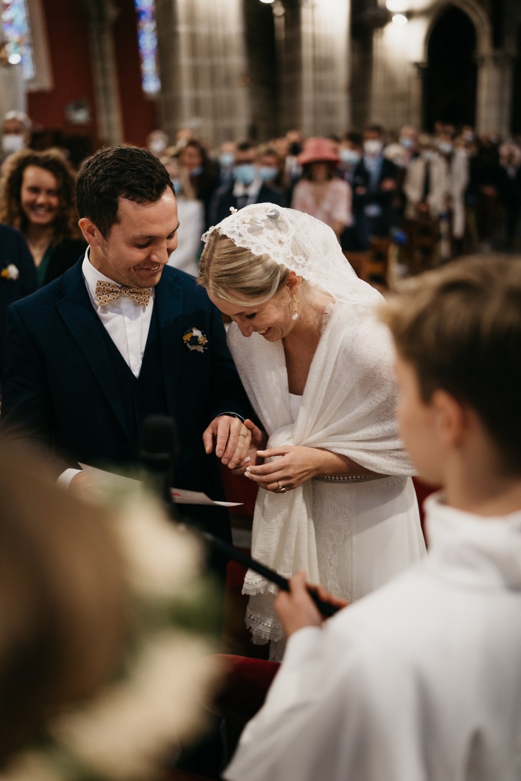 Les mariés échangent les alliances à l'église Saint-André de Bayonne au Pays basque au cours de leur mariage