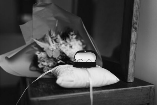 Photo des alliances sur un coussin en noir et blanc lors d'un mariage au Pays basque