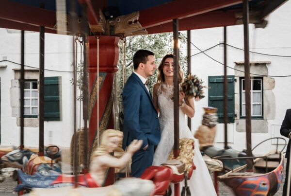 Tour de manège pour les mariés d'hiver lors d'un mariage au Pays basque