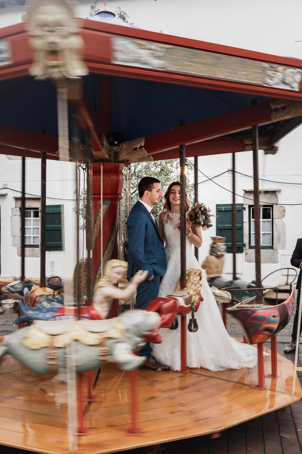 Tour de manège pour les mariés d'hiver lors d'un mariage au Pays basque